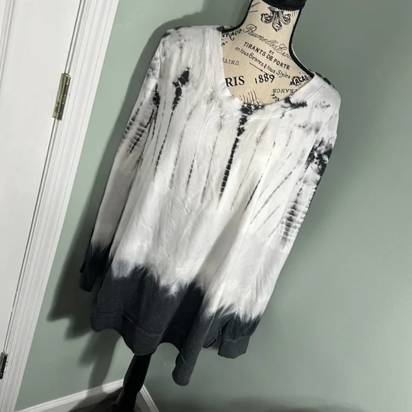 ☀️Green Tea Tie Dye Sweater - Picture 1 of 6